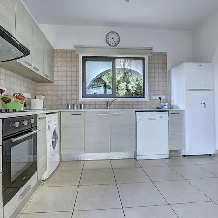Villa Paralia, Spacious 4bdr Villa, Close To Fig Tree Bay