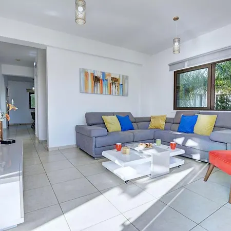 Paralia, Spacious 4bdr Villa, Close To Fig Tree Bay
