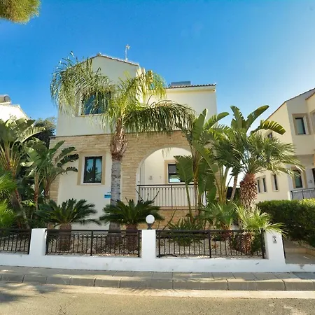 Villa Paralia, Spacious 4bdr Villa, Close To Fig Tree Bay *