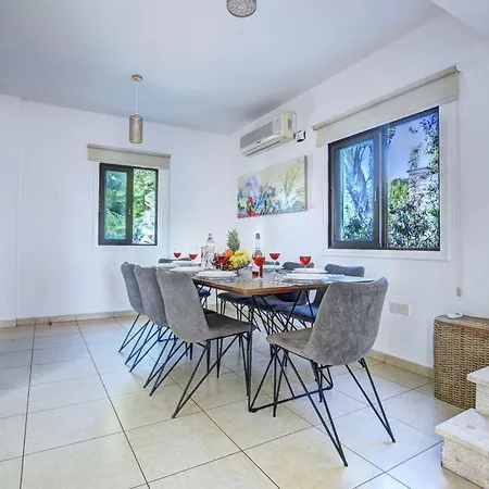 Villa Paralia, Spacious 4bdr Villa, Close To Fig Tree Bay