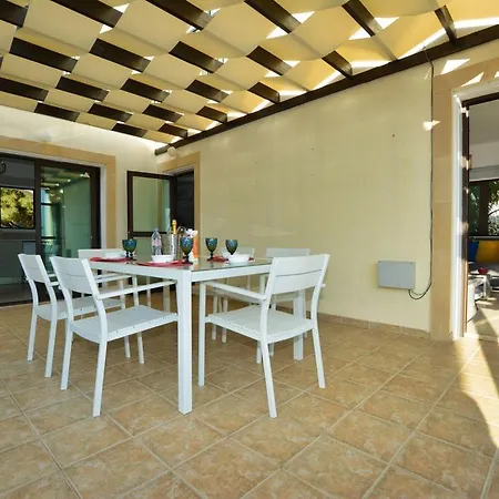Paralia, Spacious 4bdr Villa, Close To Fig Tree Bay