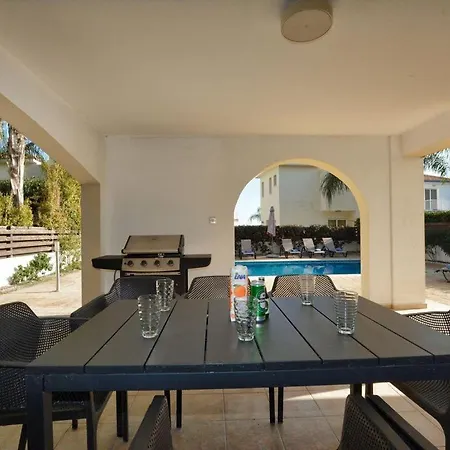 Paralia, Spacious 4bdr Villa, Close To Fig Tree Bay