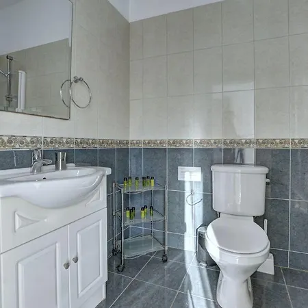 Paralia, Spacious 4bdr Villa, Close To Fig Tree Bay