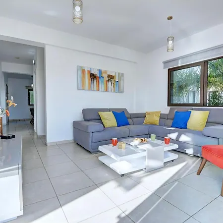 Paralia, Spacious 4bdr Villa, Close To Fig Tree Bay *