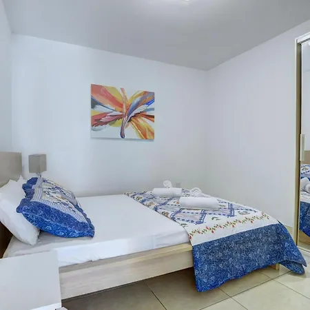 Villa Paralia, Spacious 4bdr Villa, Close To Fig Tree Bay