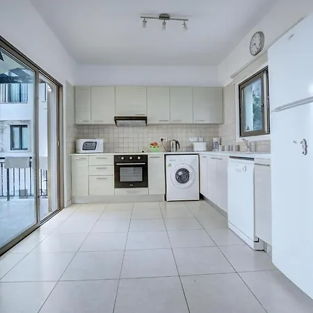 Paralia, Spacious 4bdr Villa, Close To Fig Tree Bay