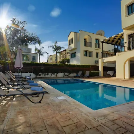 Villa Paralia, Spacious 4bdr Villa, Close To Fig Tree Bay *