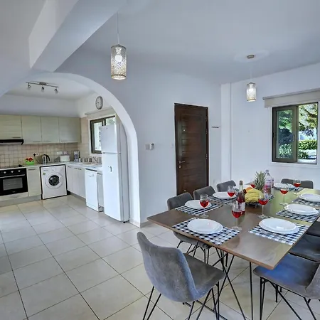 Villa Paralia, Spacious 4bdr Villa, Close To Fig Tree Bay *