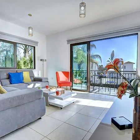 Villa Paralia, Spacious 4bdr Villa, Close To Fig Tree Bay *